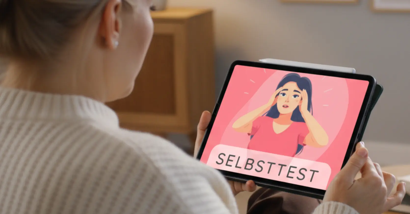 Frau mit iPad und Selbsttest "Blockiert Dauerstress meinen Abnehmerfolg?"